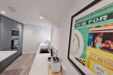 Perfect location 3 bed serviced Apartment.